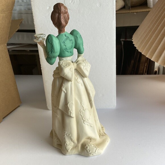 1995  Avon Mrs. Albee Porcelain Presidents Club Award Figurine - Picture 4 of 6